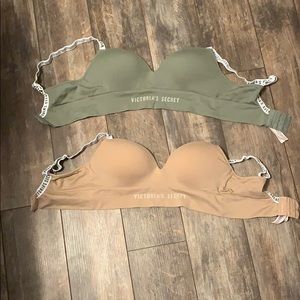 Like new, VS no wire bras bundle of two